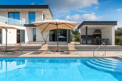 Exklusive Luxusvilla mit Pool und erstklassigem Komfort 8