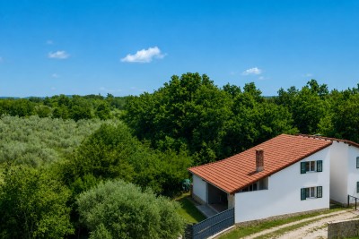 Ugodna dvojna kuća s vlastitim vrtom i privatnošću na rubu mjesta