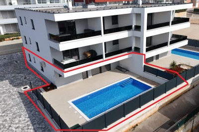 Luksuzan stan u prizemlju s bazenom, 700m od mora i marine 17