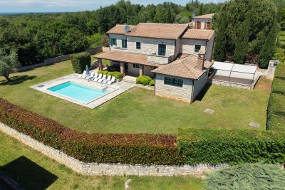 Villa mediterranea con ampio giardino e piscina