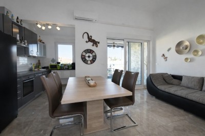 Dvoetažni stan 75,70 m² + dvorište 30 m² | 700 m od mora | podno grijanje | parking 4