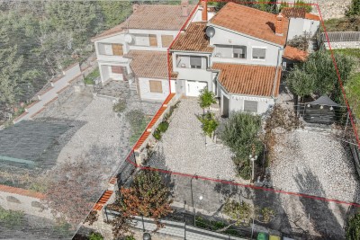 Casa bifamiliare con bellissimo cortile, garage e vasca idromassaggio