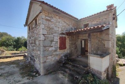 Stara kamnita hiša v centru Istre z dvoriščem in konobo 5
