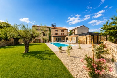 Novigrad okolica, unikatna kamena vila s bazenom 21