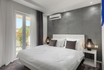 Luksuzna samostojeća vila s bazenom, wellness prostorom i uređenom okućnicom 15