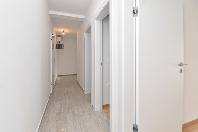 Modernes Apartment im 1. Stock mit zwei Terrassen mit Meerblick, nur 700 m vom Meer und dem Yachthafen entfernt 24