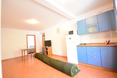 Opportunity! Apartment with 4 bedrooms and separate kitchen and laundry 12