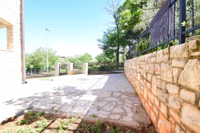 Casa in pietra in una bella posizione con vista sul mare 12