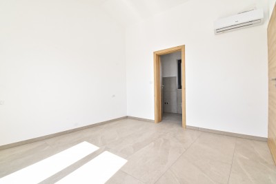 Mediteranska kamena vila s panoramskim pogledom i prostranim dvorištem 31