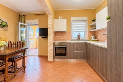 Novigrad – stan s velikom terasom, 500 m od mora