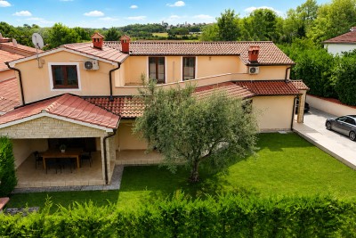 Poreč nei dintorni – ampia casa con 3 appartamenti, grande giardino e potenziale per piscina