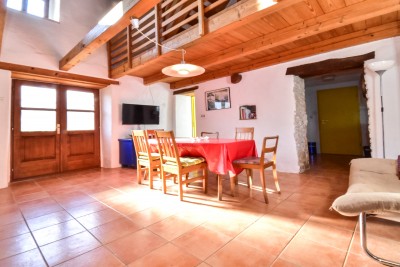 Affascinante casa in pietra istriana con cortile 9