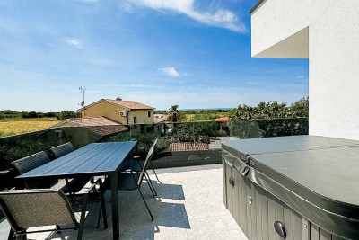 Moderno appartamento con vasca idromassaggio sulla terrazza e vista mare vicino a Parenzo 3