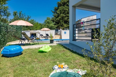 Una nuova casa arredata con piscina in una posizione tranquilla vicino a Parenzo 35