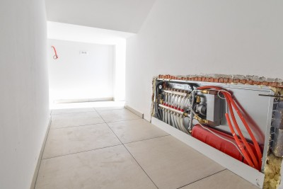 Moderna kuća s bazenom i vrhunskom opremom 9