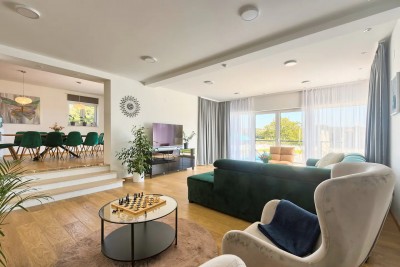 Eco-Luxury Oasis: Self-Sustaining Villa With Impressive Design and Spacious Yard 8