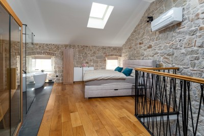 Renovated stone house with 3 apartments in the center 4