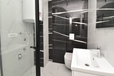 Modernes Apartment im 1. Stock mit zwei Terrassen mit Meerblick, nur 700 m vom Meer und dem Yachthafen entfernt 15