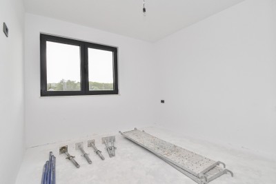 Luksuzan stan na 1. katu s prostranom natkrivenom terasom – mirna lokacija, 3 km od mora 15