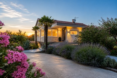 Prekrasna vila sa velikom okućnicom 24