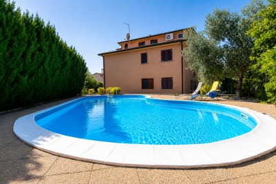 Novigrad – Dva apartmana u jednom stanu u zgradi s bazenom