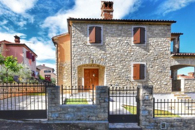 Casa in pietra in una bella posizione con vista sul mare