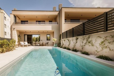 Moderna kvalitetna vila sa grijanim bazenom 800m od mora - u izgradnji 24