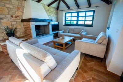 Mediteranska vila s prostranim vrtom i bazenom 11