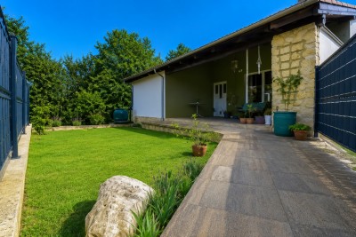 Ugodna dvojna kuća s vlastitim vrtom i privatnošću na rubu mjesta 3