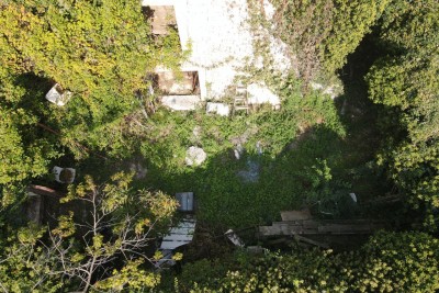 Kamena kuća za adaptaciju ograđena visokim kamenim zidom: Prilika za stvaranje oaze mira i privatnosti 10