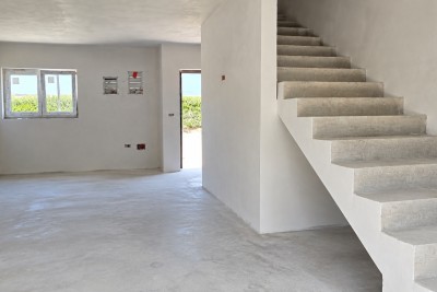 Kuća u nizu s pogledom na more i prostranom okućnicom od cca. 400 m² 6