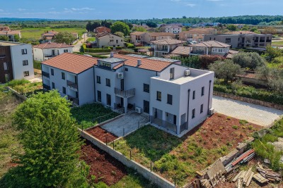 Dvoetažni stan s balkonom i pogledom na more