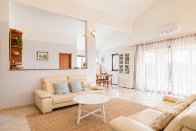 Poreč, prizemnica s bazenom i velikom okućnicom 10