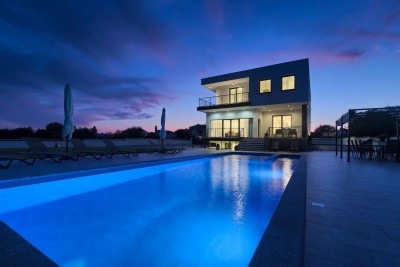 Eco-Luxury Oasis: Self-Sustaining Villa With Impressive Design and Spacious Yard