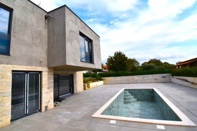 Modern villa with garage and swimming pool 6