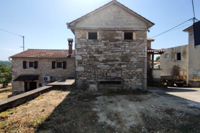 Stara kamnita hiša v centru Istre z dvoriščem in konobo 3
