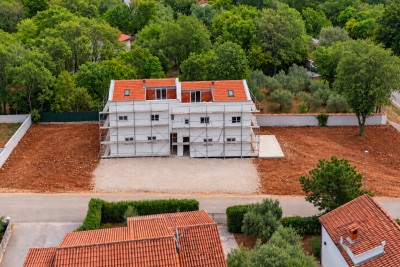 Kuća u nizu s pogledom na more i prostranom okućnicom od cca. 400 m² 4