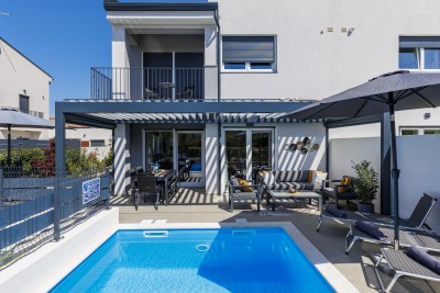 Poreč okolica | Moderna vila s bazenom i krovnom terasom | 168 m² | Novogradnja 2023