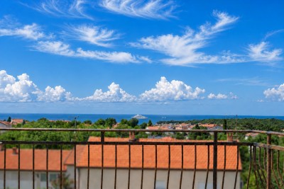 PRILIKA - 3 spavaće , panoramski pogled na more,GARAŽA,900m plaža
