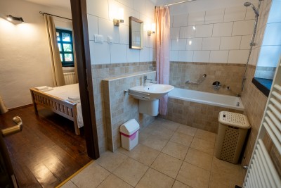 Mediteranska vila s prostranim vrtom i bazenom 26