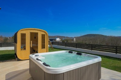 Luksuzna vila s grijanim bazenom, wellness sadržajem i uređenom okućnicom 38