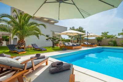 Luksuzna samostojeća vila s bazenom, wellness prostorom i uređenom okućnicom 39