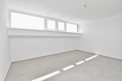 Dvoetažni stan s balkonom i pogledom na more 19