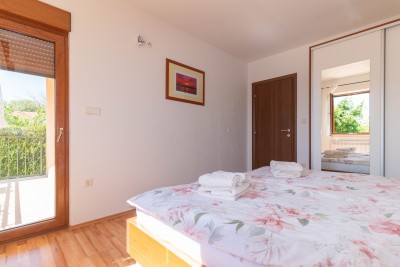 Poreč okolica, kuća s 4 stana i bazenom 8 kilometara do mora 9