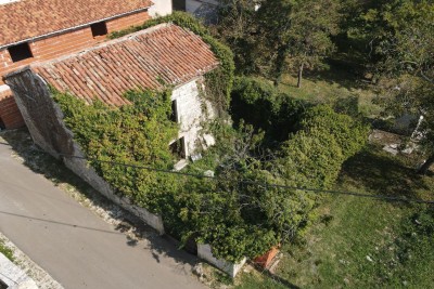 Kamena kuća za adaptaciju ograđena visokim kamenim zidom: Prilika za stvaranje oaze mira i privatnosti 7