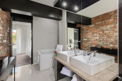 Luksuzna samostojeća vila s bazenom, wellness prostorom i uređenom okućnicom 24