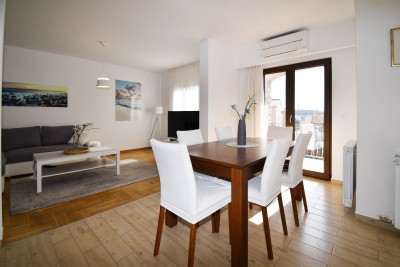 An apartment with a terrace and a view of the sea near the center in a sought-after location 9