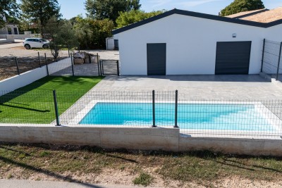 Novogradnja – moderna prizemnica s grijanim bazenom i uređenim dvorištem