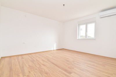 Moderan stan na 1. katu 700m od mora i marine 7