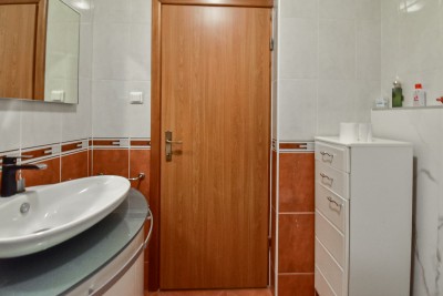 Stan u prizemlju s uređenim vrtom i pogledom na more 24